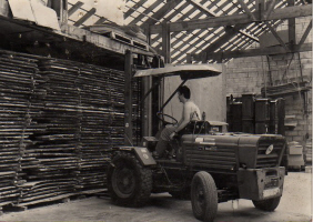 Le bois s&eacute;ch&eacute; &agrave; l'atelier pr&ecirc;t &agrave; &ecirc;tre travaill&eacute;
